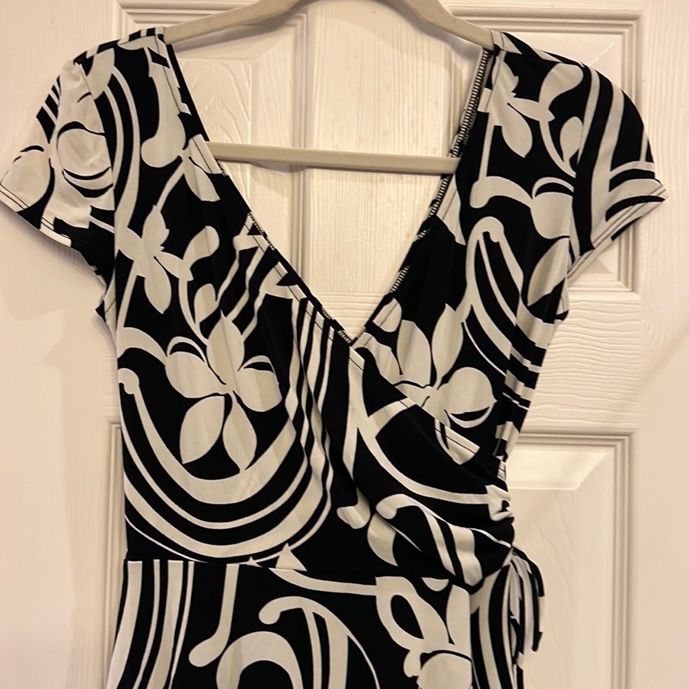 Black and white faux wrap v neck dress - Picture 2 of 8